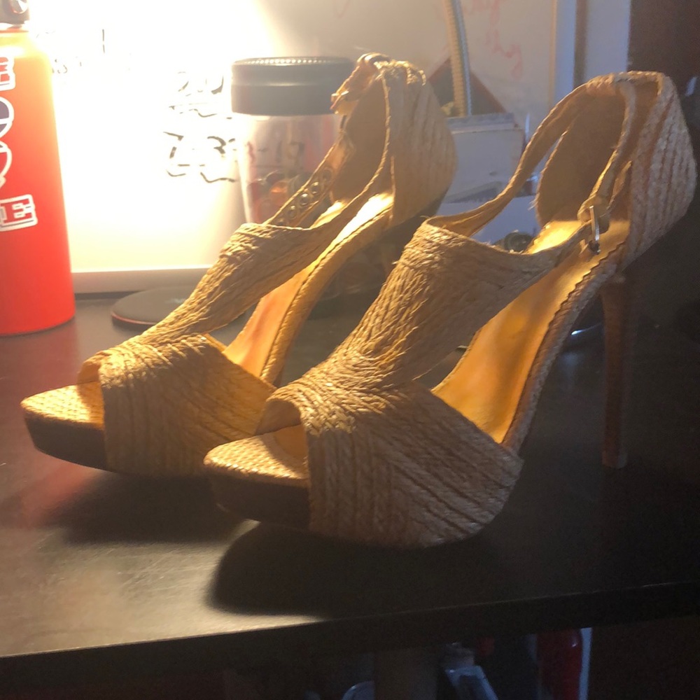 Report signatures tarnish high heels